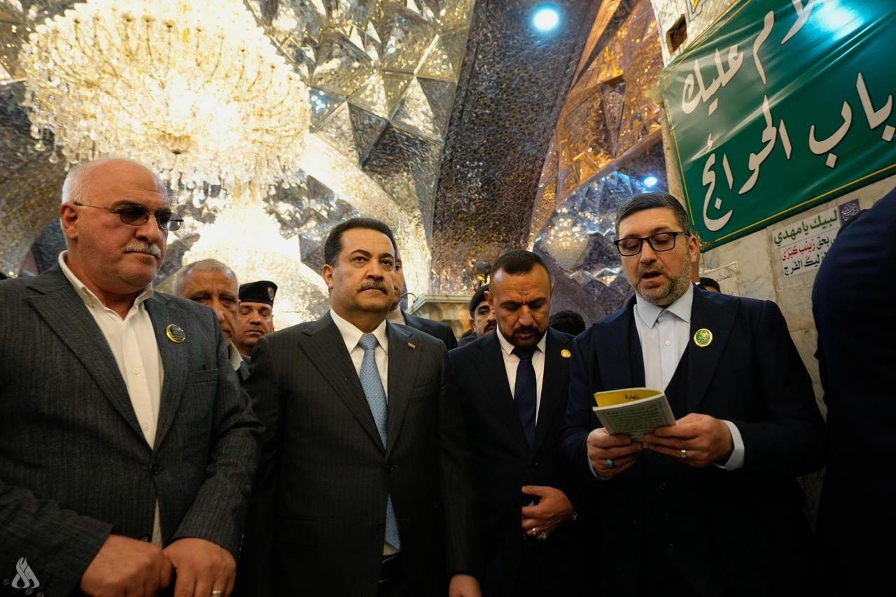 رئيس الوزراء يؤدي مراسم الزيارة إلى مرقد السيد محمد بن الإمام علي الهادي (ع)