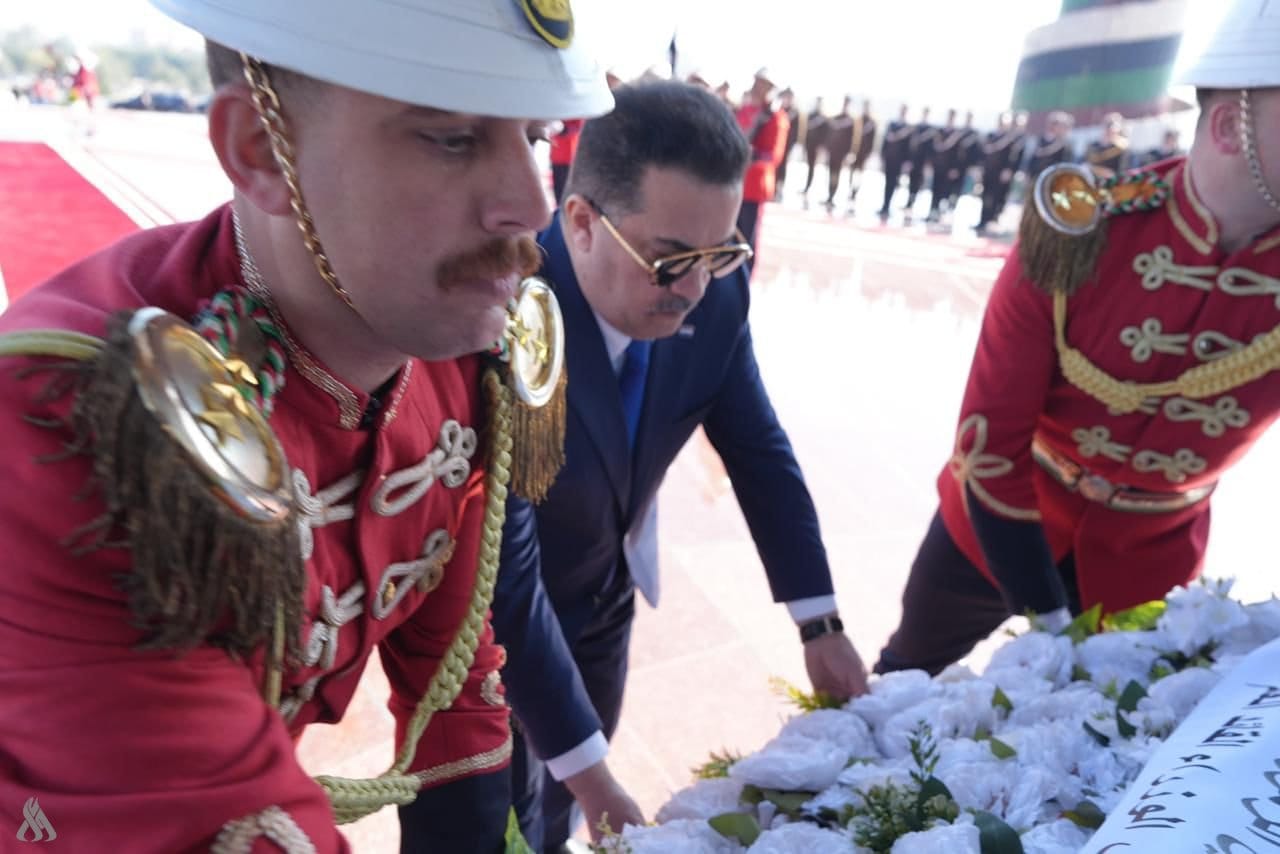 القائد العام يضع إكليلاً من الزهور على نصب الجندي المجهول بمناسبة عيد الجيش