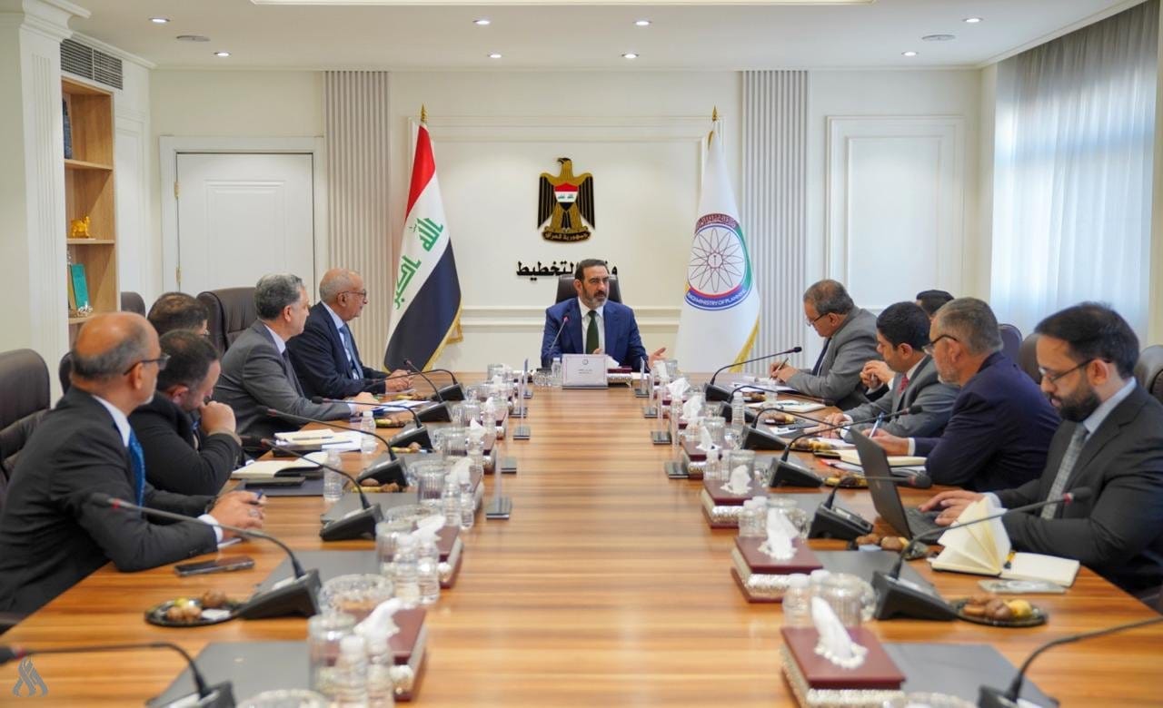 وزير الصناعة يترأس اجتماعاً حكومياً لمناقشة تعظيم الإيرادات