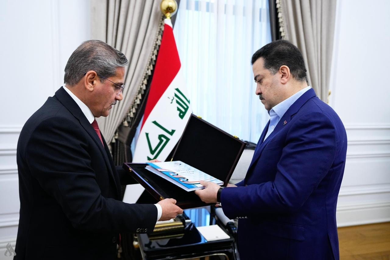 رئيس الوزراء يتسلم نسخة من التقرير السنوي لهيئة النزاهة