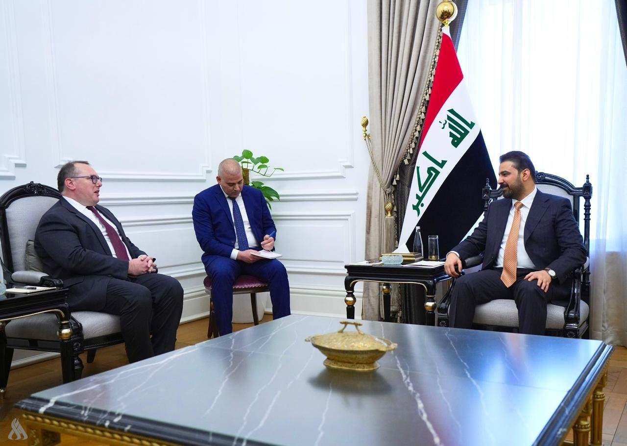 رئيس الوزراء يؤكد للقائم بالأعمال الأمريكي على تغليب لغة الحوار في حلّ النزاعات وفرض الأمن والاستقرار في المنطقة